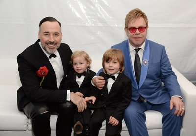 Eltonas Johnas su šeima