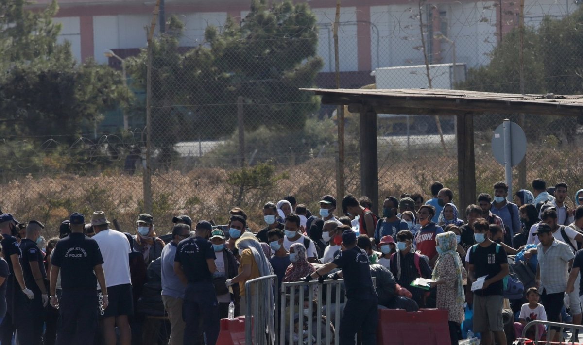 Graikijos policija pradėjo perkelti benamius migrantus į naują stovyklą Lesbe