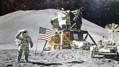 Правда, что "в сети оказались подлинные съемки, доказывающие, что высадку на Луну сняли в Голливуде"?