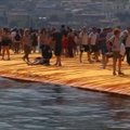 Tūkstančiai išbandė naują pramogą - pasivaikščiojimą ežero vandens paviršiumi