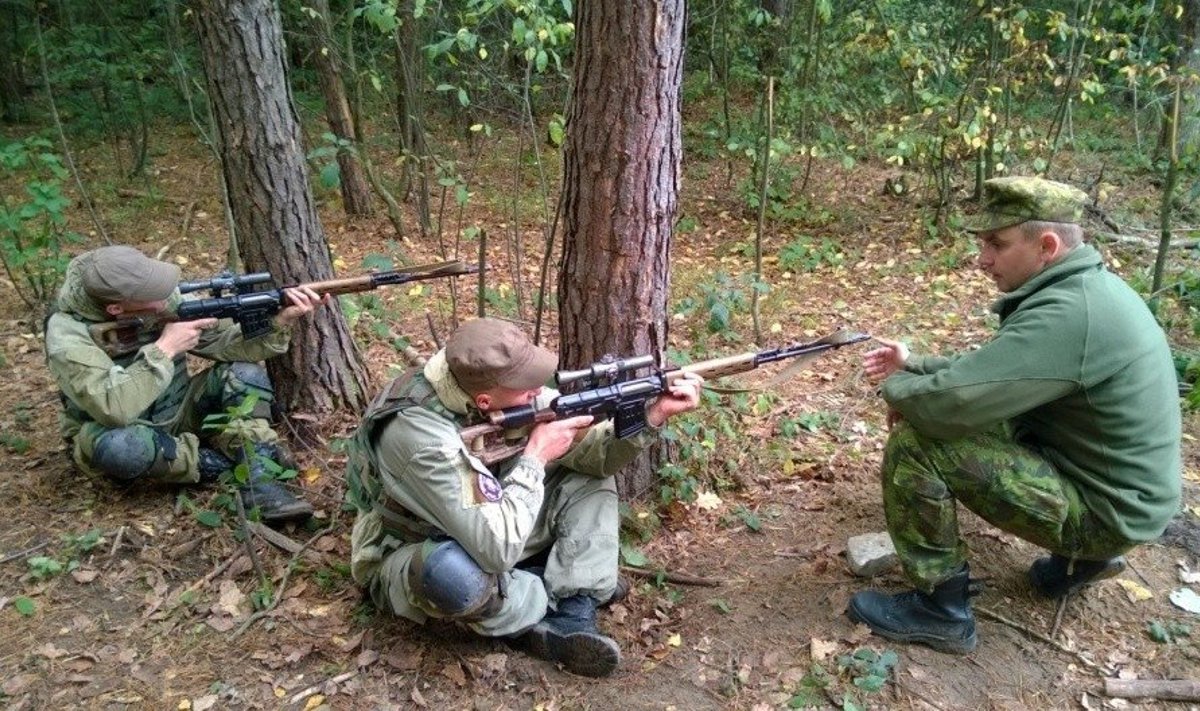 Lietuvos kariuomenės instruktorius su Ukrainos kariškiais