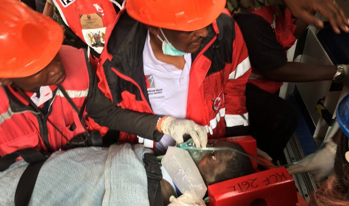 Kenijoje gelbėtojams pavyko išvaduoti šešias dienas po griuvėsiais praleidusią moterį