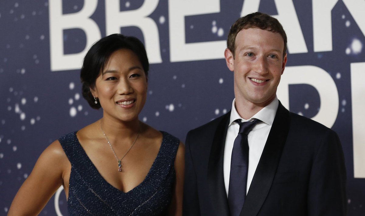 Markas Zuckerbergas su žmona Priscilla Chan apdovanojimų ceremonijoje