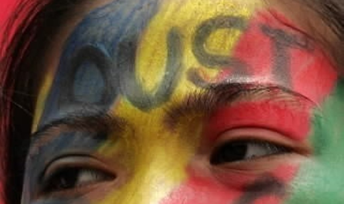 Filipinietė dalyvauja protesto akcijoje, nukreiptoje prieš prezidentę Glorią Macapagal Arroyo.