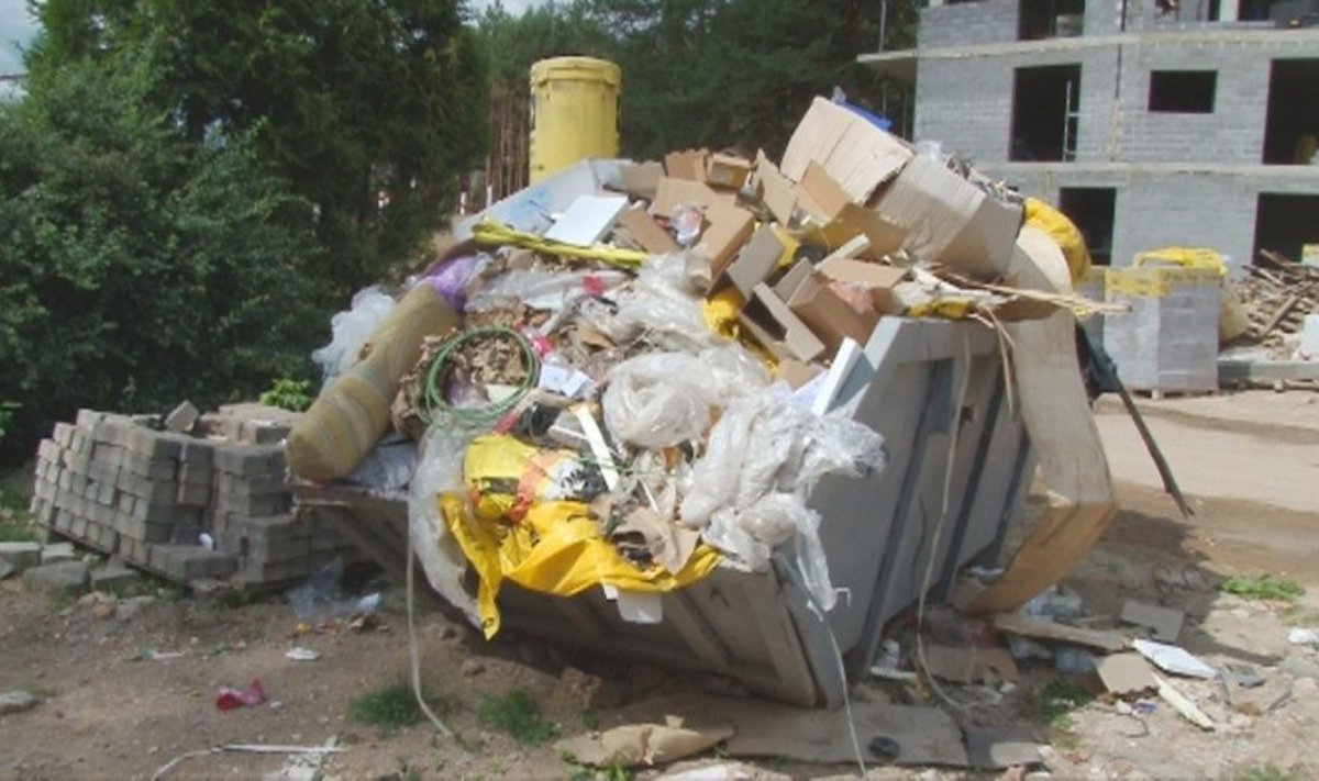Perpildytas statybinių atliekų konteineris