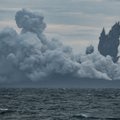 Indonezijos Anak Krakatau ugnikalnis spjaudosi pelenais, veržiasi lava