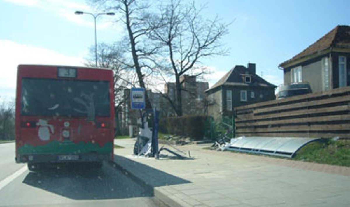 Vairuotojo nuniokota autobusų stotelė