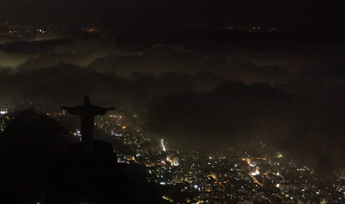 Žemės dienos proga valandai užgeso ir Jėzaus Kristaus statula Rio De Ženeire (Brazilijoje)
