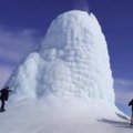Įspūdingas gamtos fenomenas, masiškai traukiantis žmones – Kazachstane iškilo 14 metrų „ledo vulkanas“