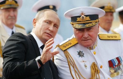 V. Putinas su Rusijos laivyno vadu