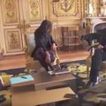 Prancūzijos prezidento šuo filmavime privertė šeimininką raudonuoti