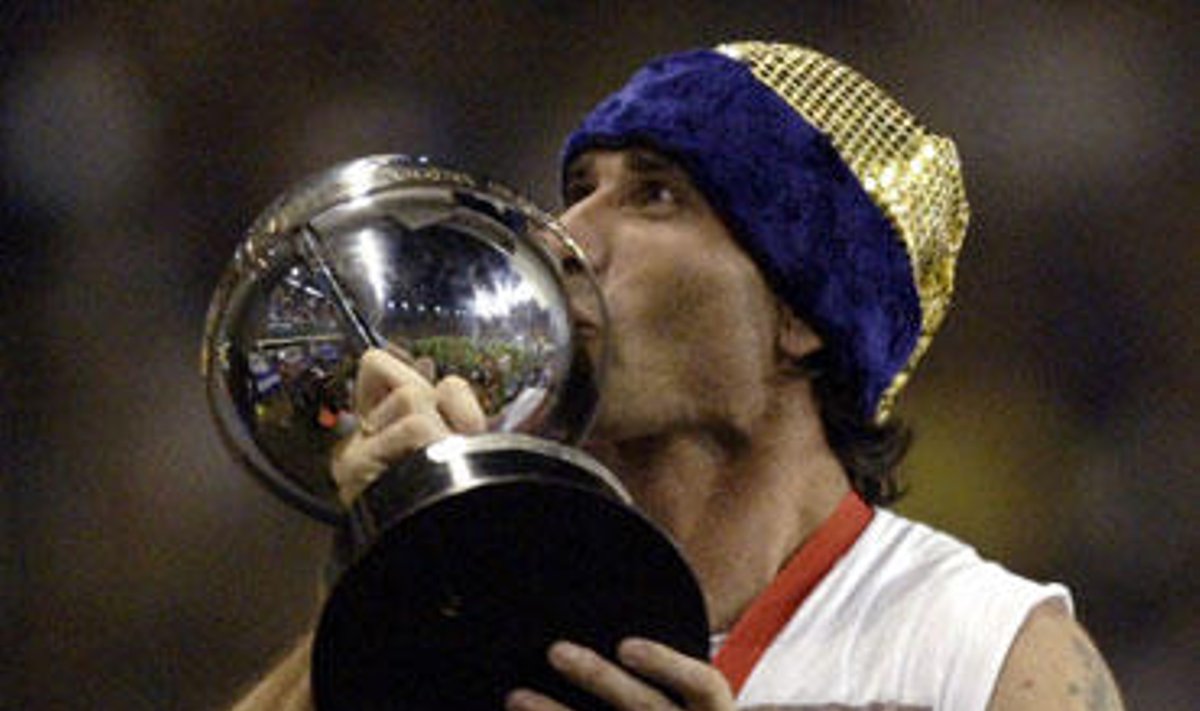 Roberto Abbondanzieri ("Boca Juniors") laiko "Copa Sudamericana" taurę
