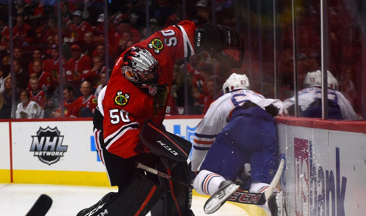 Corey Crawfordas ("Blackhawks") ir Benoit Pouliot ("Oilers")