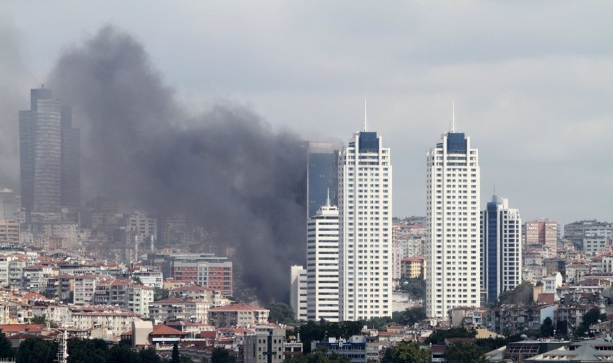 Viename Stambulo dangoraižių siaučia gaisras