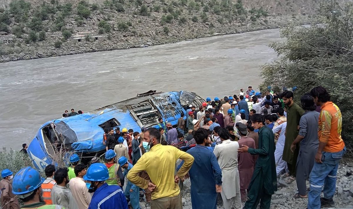 12 gyvybių nusinešusi autobuso avarija Pakistane