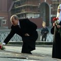 Rusijos Ortodoksų Bažnyčia ragina moteris nepriešgyniauti vyrams: reikia liautis darius pastabas