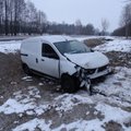 Kelyje Alytus–Seirijai–Lazdijai „Dacia“ rėžėsi į medį, sužaloti du žmonės