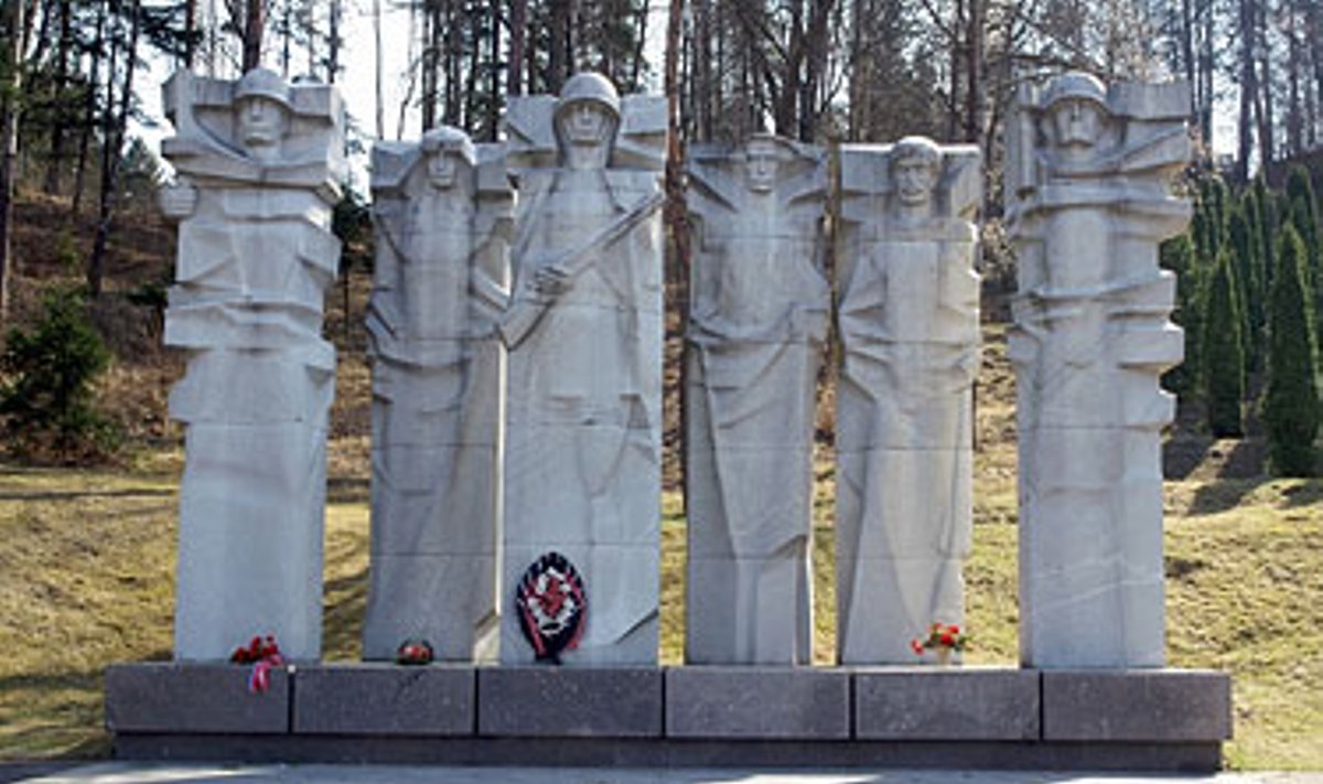Antakalnio kapinėse esantis paminklas, skirtas kare žuvusiems