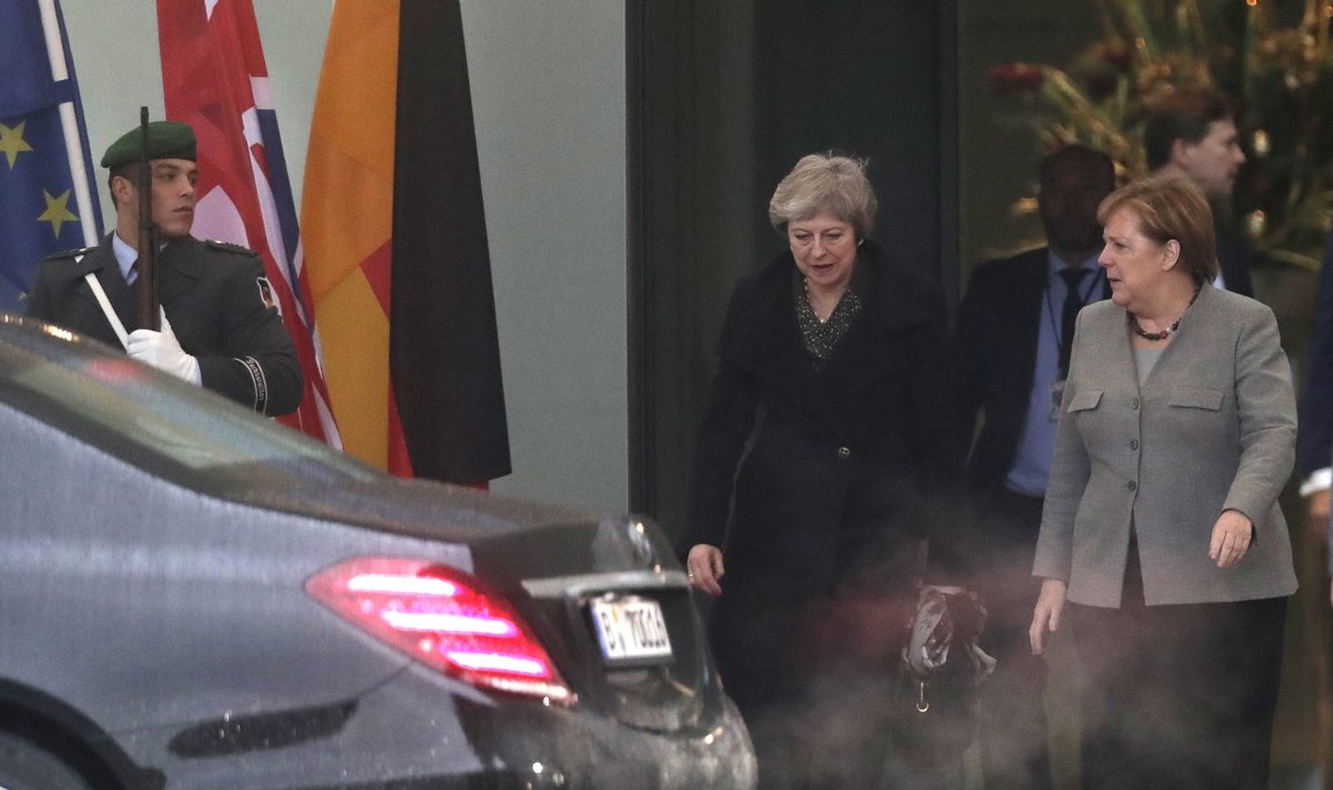 Theresa May susitinka su Angela Merkel