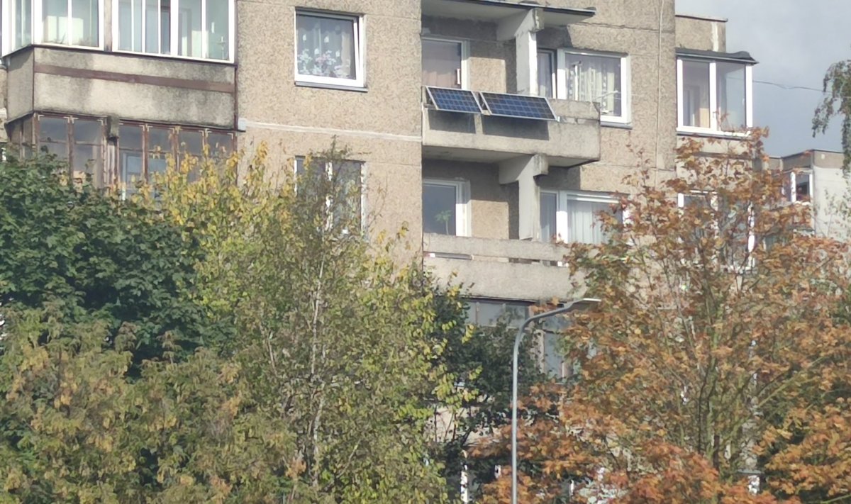 Saulės elektrinė ant balkono