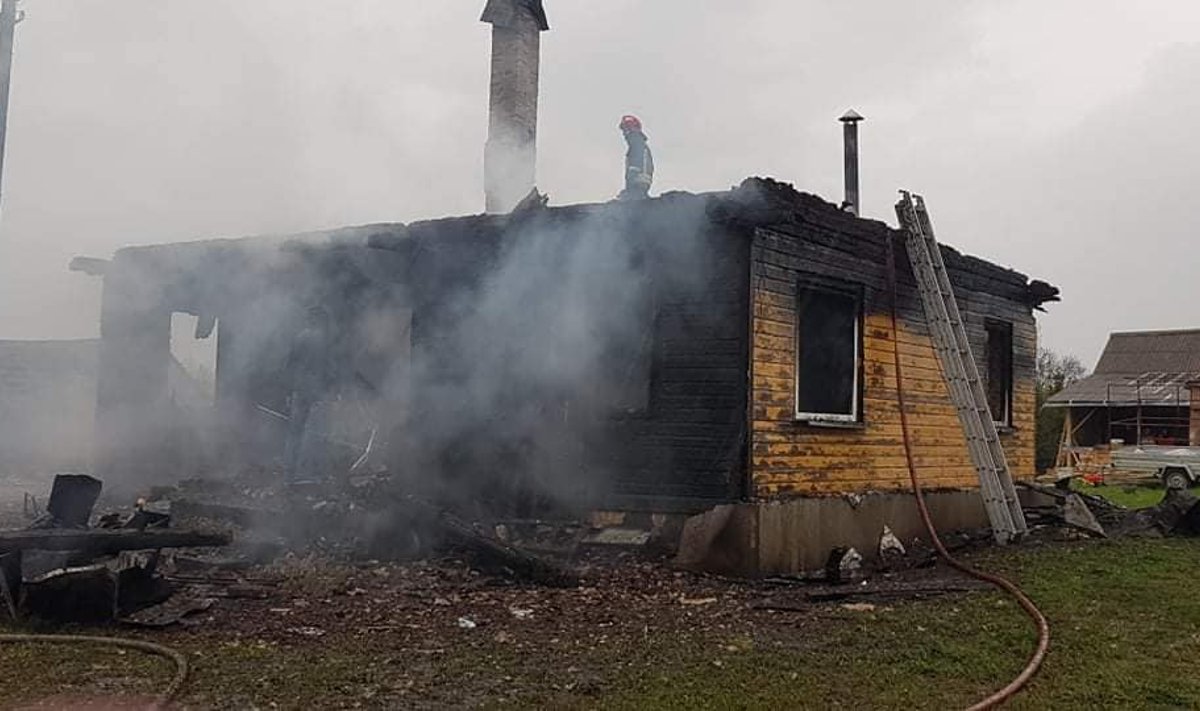 Gaisre sudegė šeimos namai