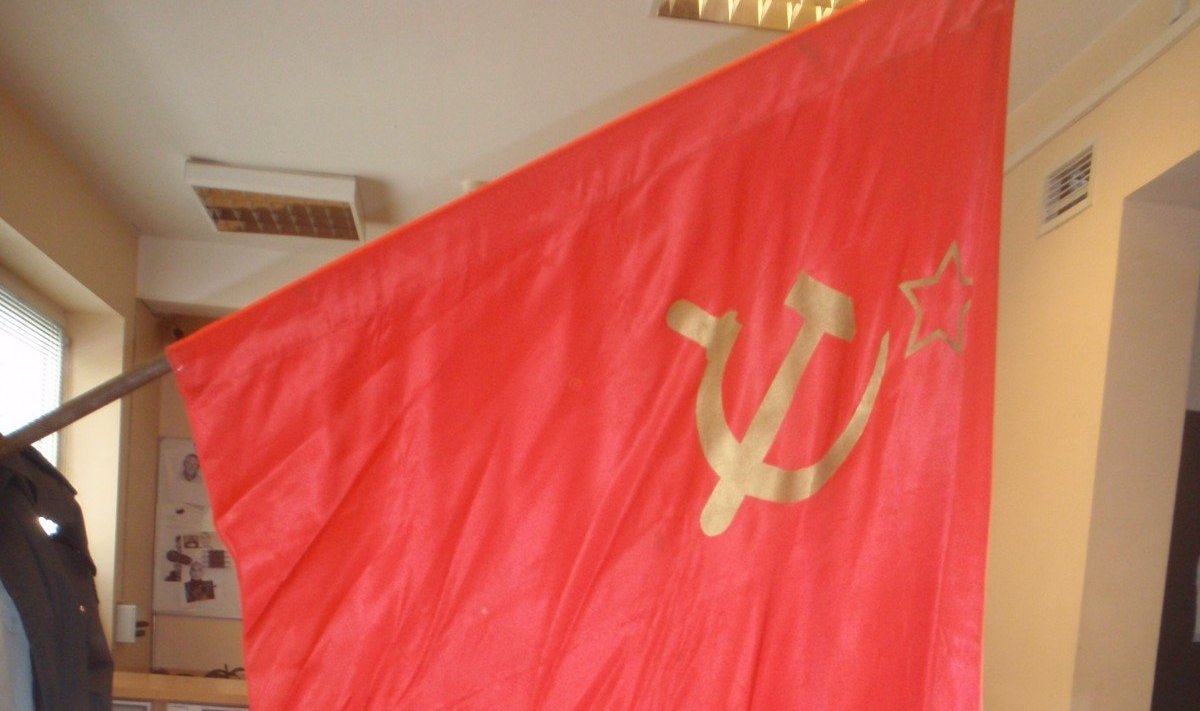 Policijos nukabinta sovietinė vėliava