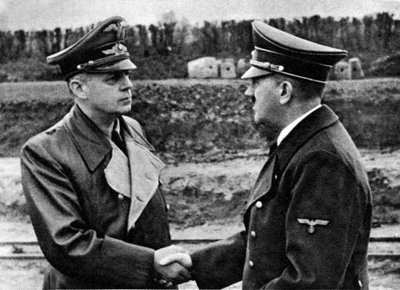 Joachimas von Ribbentropas (kairėje) ir Adolfas Hitleris