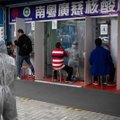 Kinija dėl COVID-19 atvejų uždarė rajoną aplink „iPhone“ gamyklą
