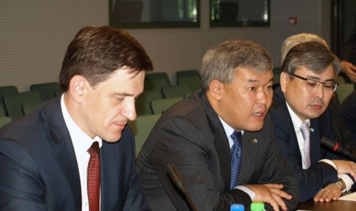 Министр хозяйства Литвы Дайнюс Крейвис, ответственный секретарь МИД Казахстана Рапиль Жошыбаев, фото Р.Филатова