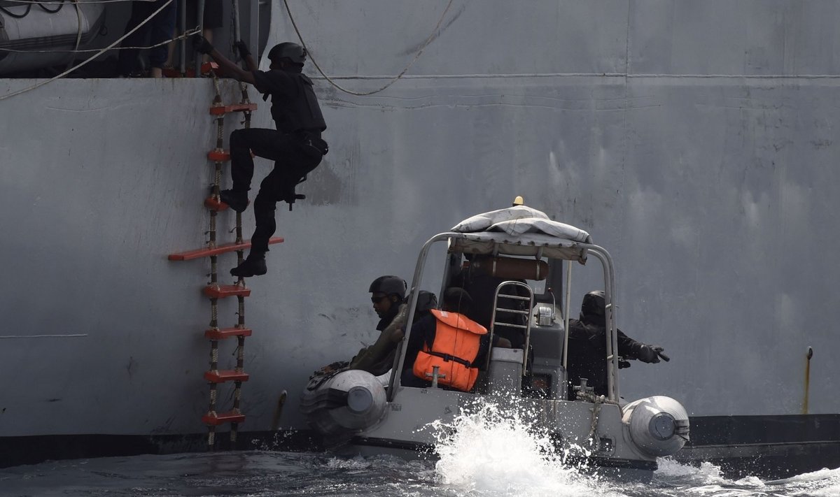 Nigerijos specialiųjų pajėgų kariai šturmuoja piratų užgrobtą laivą