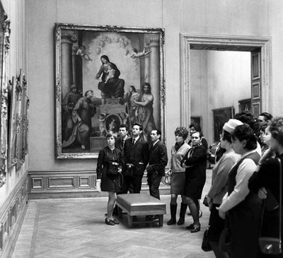 Sovietų Sąjungos turistai Rytų Vokietijos miesto Drezdeno paveikslų galerijoje. 1969 m. 