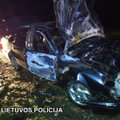 Vilniaus rajone per stirnos sukeltą avariją užsidegė automobilis