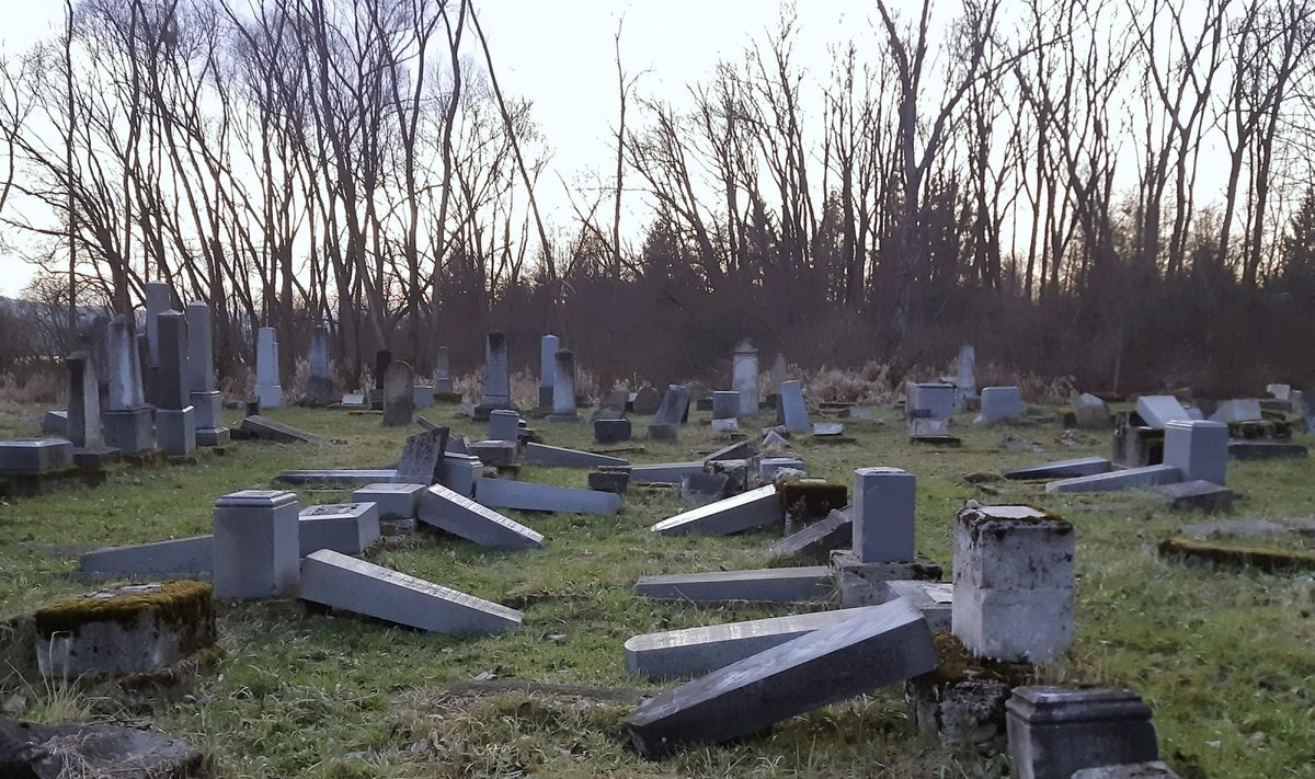 Slovakijoje vandalai nuniokojo senas žydų kapines