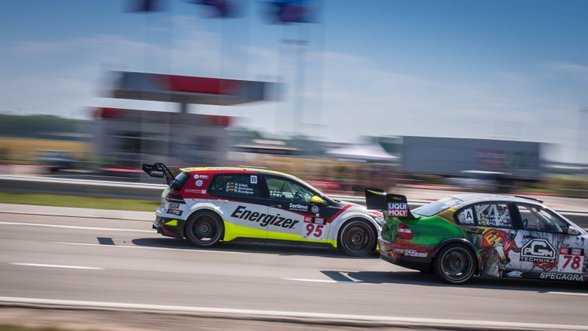 „Energizer Racing“ parodė, kaip su „Golf“ aplenkti „BMW M3“ ar „Maserati“