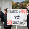 Guests arriving for China's reception in Vilnius met by Tibet supporters