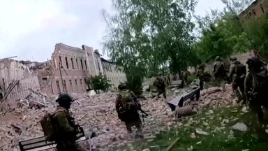 Ukrainos kariuomenės gynybiniai veiksmai tęsiasi, ypač Vovčansko mieste netoli Rusijos sienos