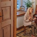 Delfi premjera: jaukių namų duris atvėrusi Monika Linkytė ir jos naujausia daina „Paskutinįkart“