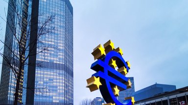 Karantinams besitęsiant, euro zona juda link pakartotinės recesijos