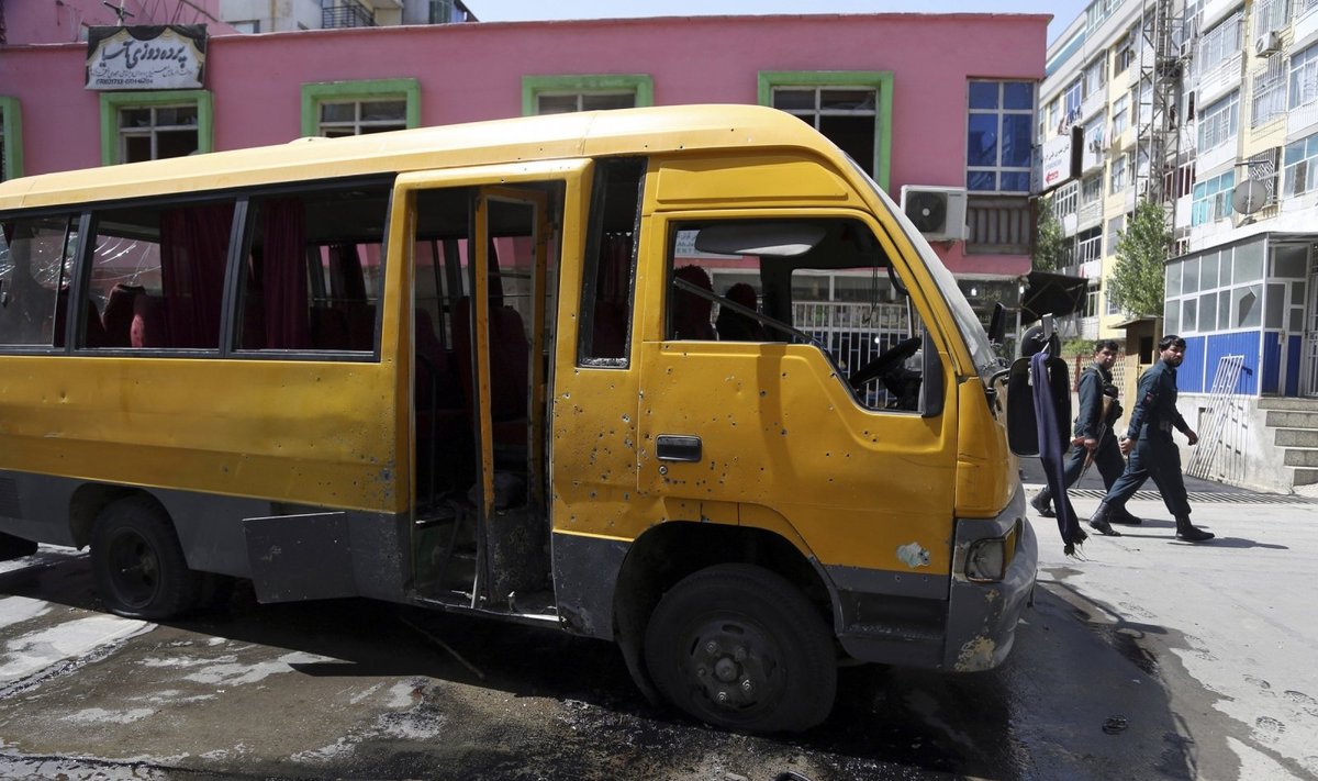 Kabule sprogo autobuse padėta bomba