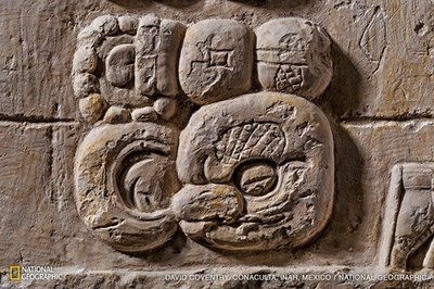 Bareljefe iš Gvatemaloje esančios Koronos – senovinio Sakniktės miesto – vaizduojamas būsimasis Gyvačių dinastijos valdovas Juknoomas Čeenas II, žaidžiantis kamuoliu.