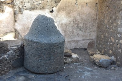 Italijoje, senovinio Pompėjos miesto vietovėje, aptiktos maždaug 2 000 metų senumo kalėjimo kepyklos liekanos.