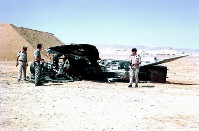 6 dienų karas: Izraelio kariai apžiūrinėja numuštą Egipto lėktuvą