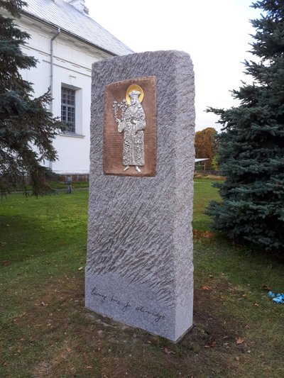 Šv. Kazimiero stela, skirta monsinjoro Kazimiero Vasiliausko atminimui (Jono Gencevičiaus nuotr.)