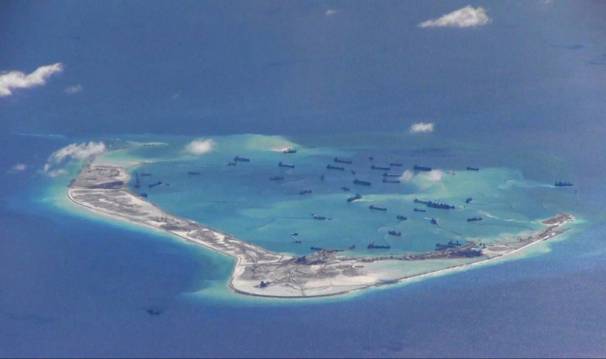 Kinija dirbtinėse salose Pietų Kinijos jūroje dislokuoja ginklus 