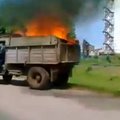 Degantis sunkvežimis Rusijoje važiuoja lyg nieko nebūtų atsitikę