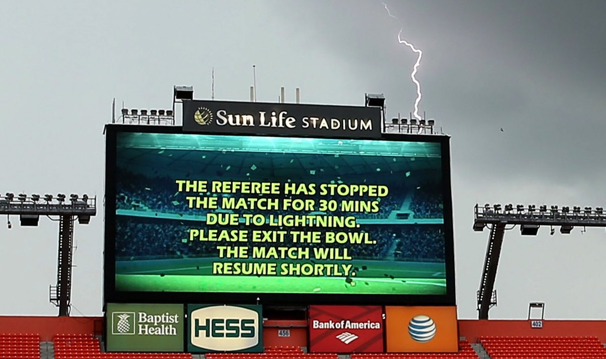 Žaibas - pavojingas priešas atviruose stadionuose žaidžiantiems futbolininkams.