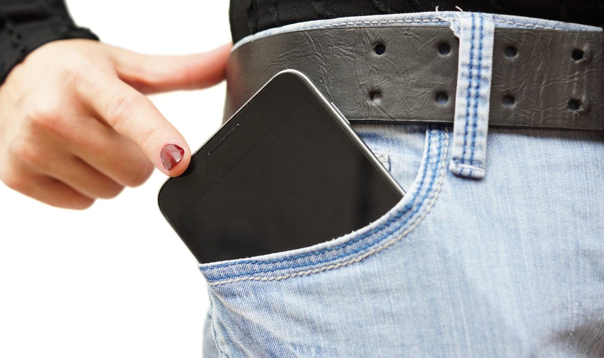 Kišenėje netelpantis telefonas - vis dažniau prisimenama problema
