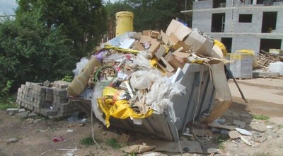 Perpildytas statybinių atliekų konteineris