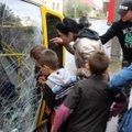 Kaune iš šalutinio išlėkęs „Dodge“ apvertė mikroautobusą, du žmonės ligoninėje