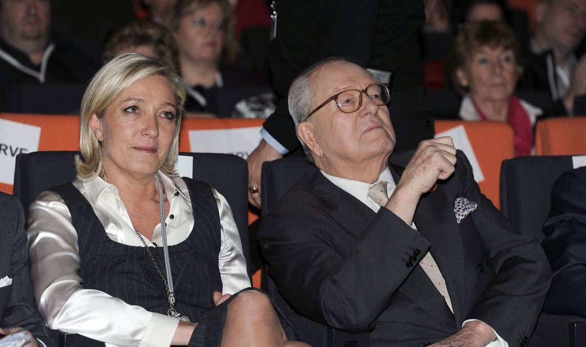 Buvęs Nacionalinio fronto lyderis Jeanas-Marie Le Penas ir naujoji partijos vadovė - jo dukra Marine.